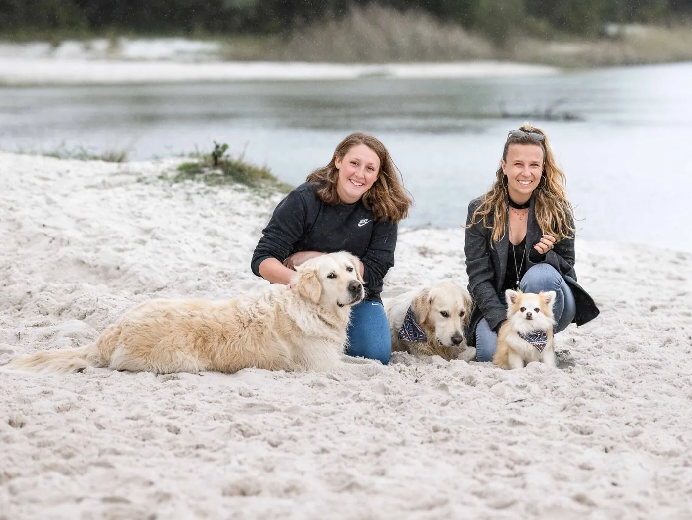 Arganne et Mélanie sur la plage avec plusieurs chiens